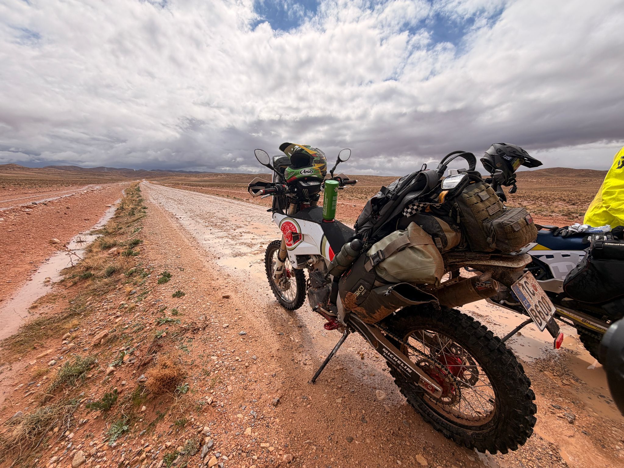 PR7 na pouštní cestě v Maroku