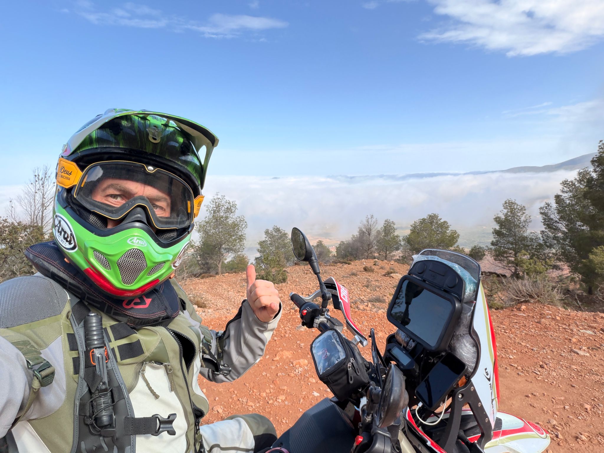 Jezdec s PR7 nad mraky v horách