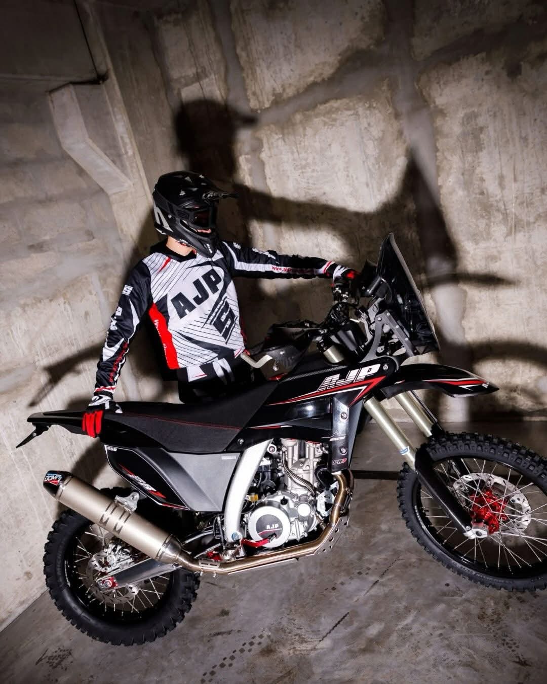 PR7 Black — pózující jezdec ve studiu.