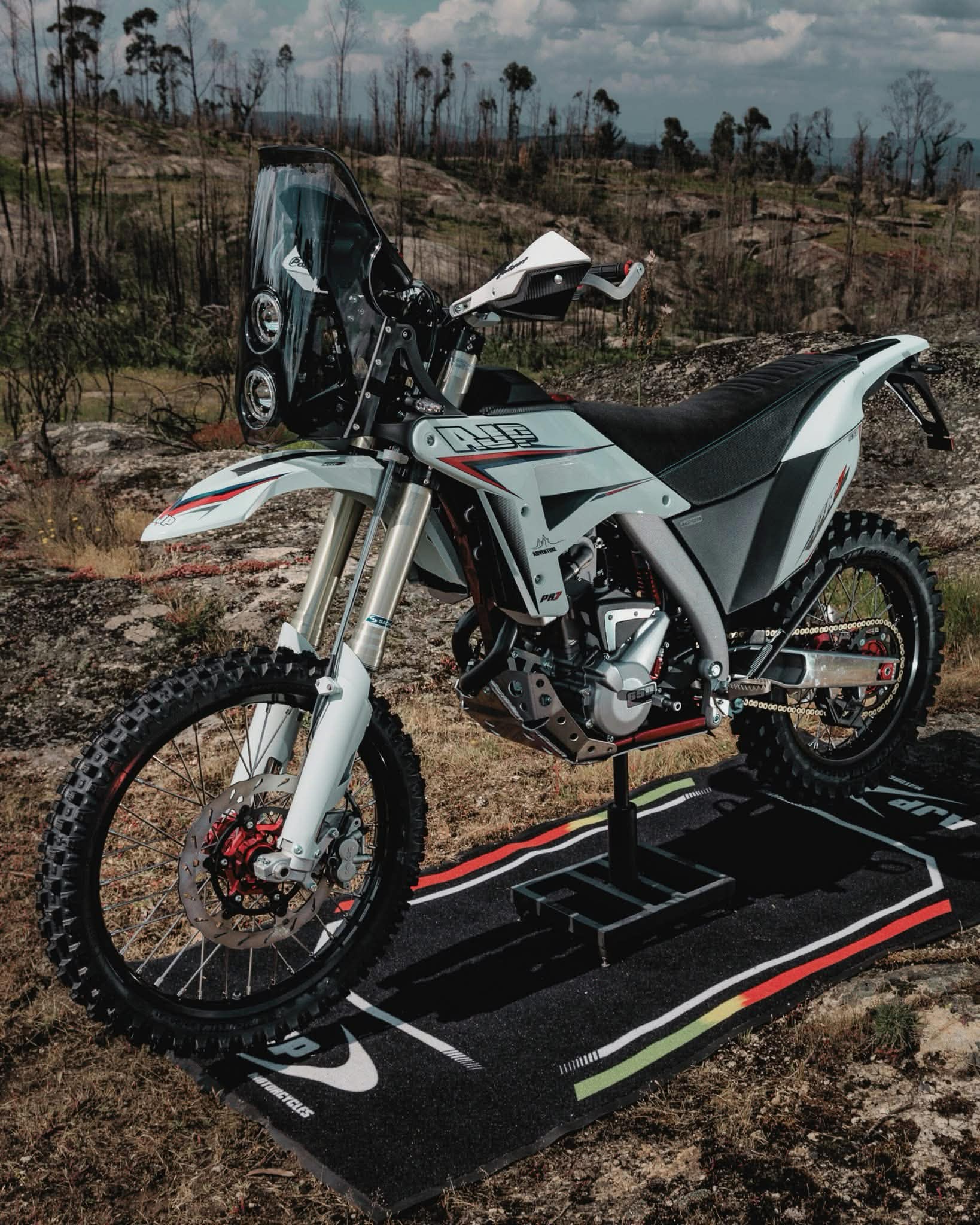 PR7 Adventure — parkování v terénu.