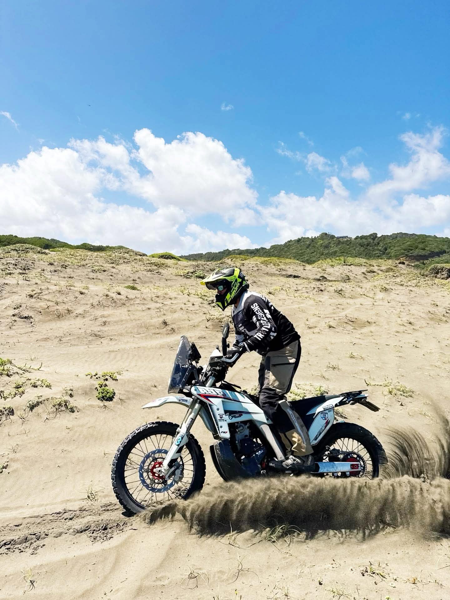 PR7 Adventure — skok v dunách.