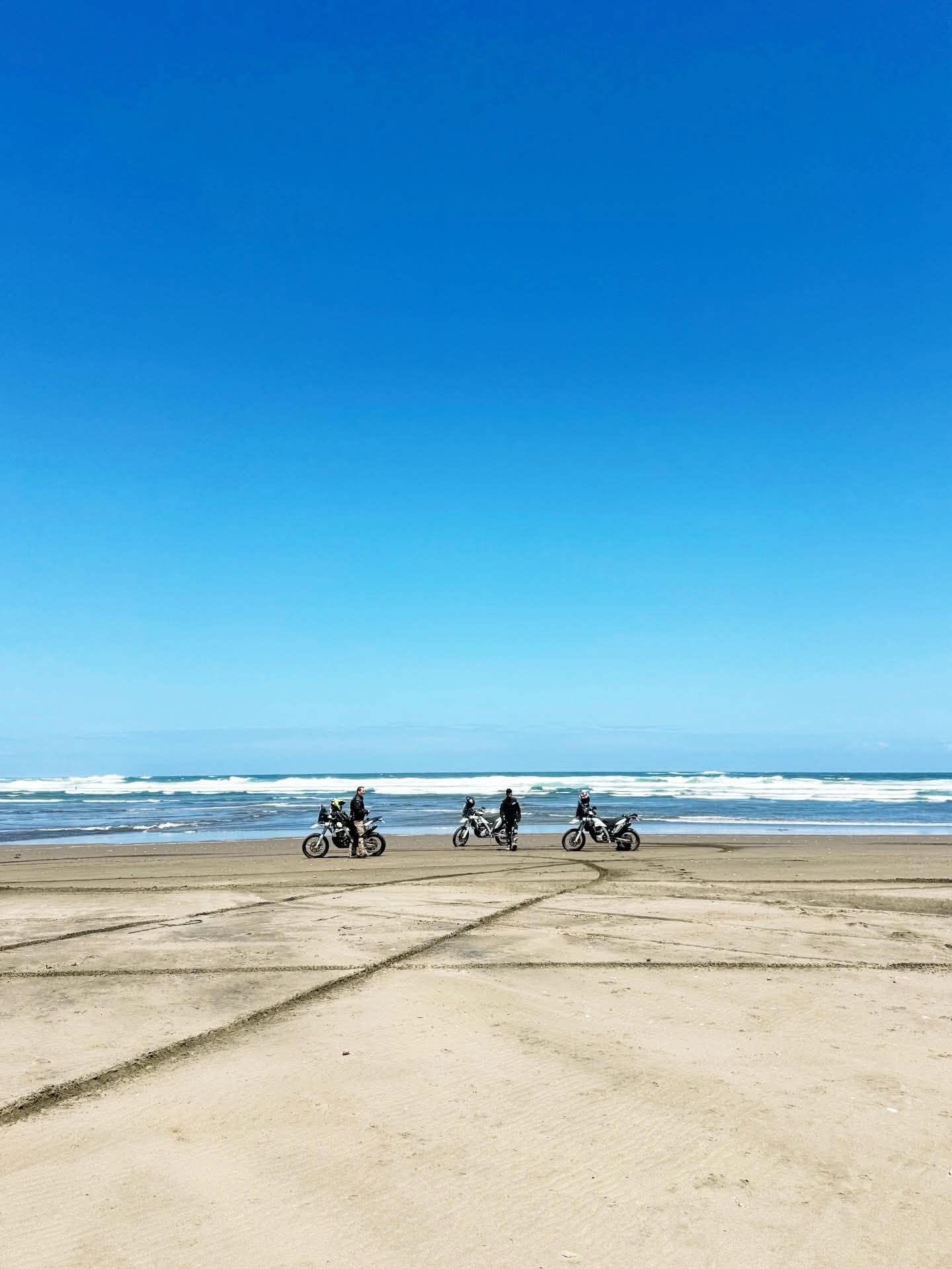 PR7 Adventure — parkování na pláži.