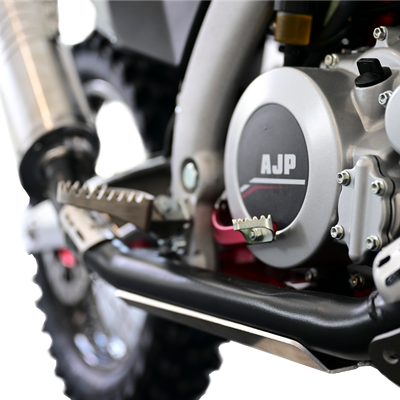 Detail AJP PR7 připomínající konstrukční řešení kolem nádrže a airboxu.